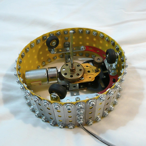 The motor, gearing and guide wheels inside the turntable enclosure The motor, gearing and guide wheels inside the turntable enclosure